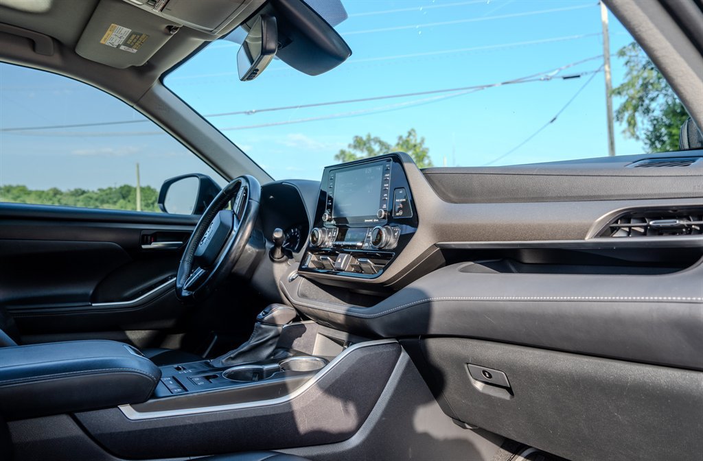Used 2020 Toyota Highlander XLE FWD image 33