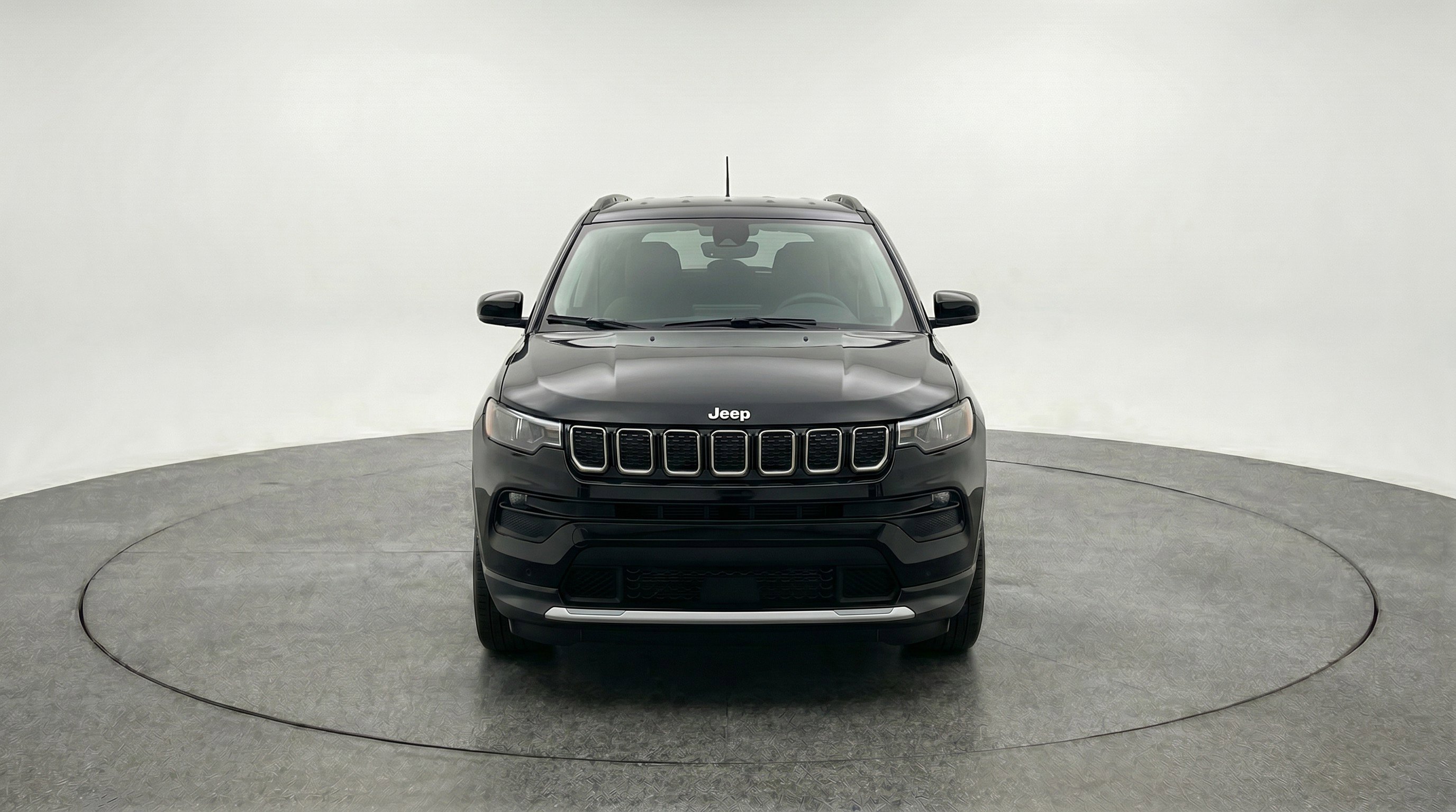 Used 2025 Jeep Compass Latitude AWD/4WD image 2