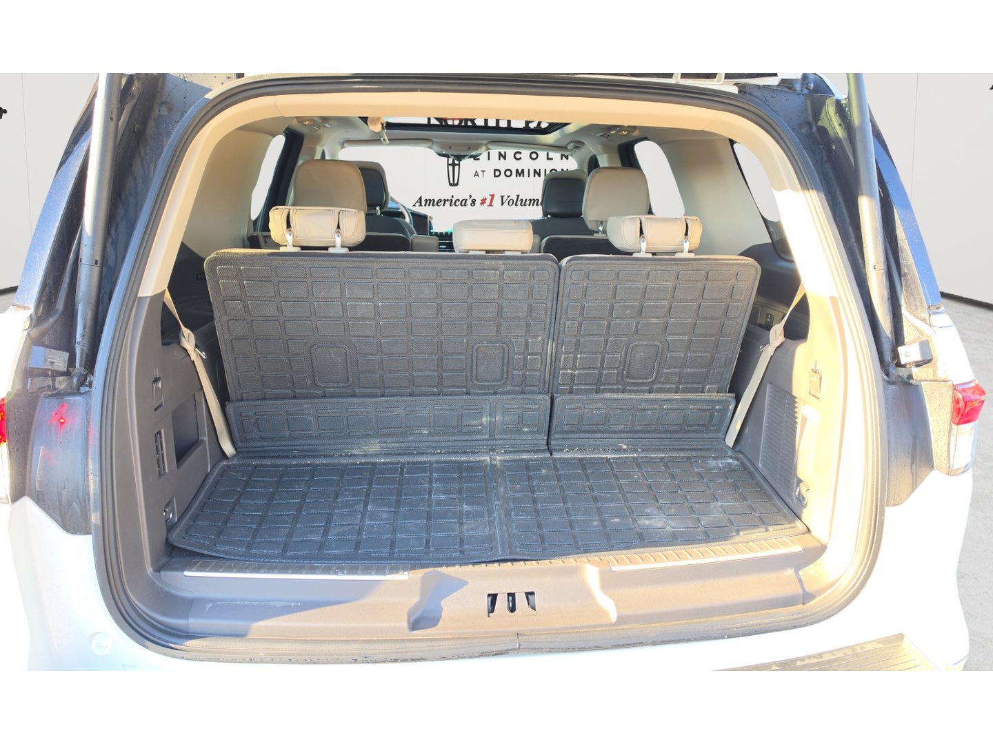 Used 2024 Lincoln Navigator Premiere AWD/4WD image 25