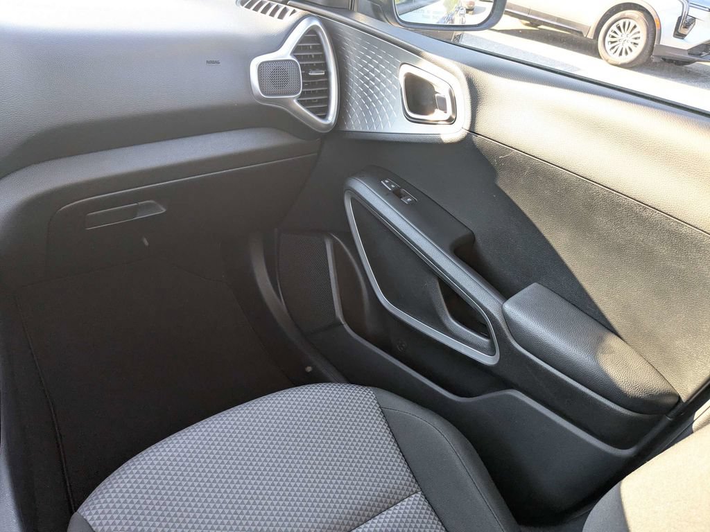 Used 2023 Kia Soul LX w/ Option Group 015 FWD image 17