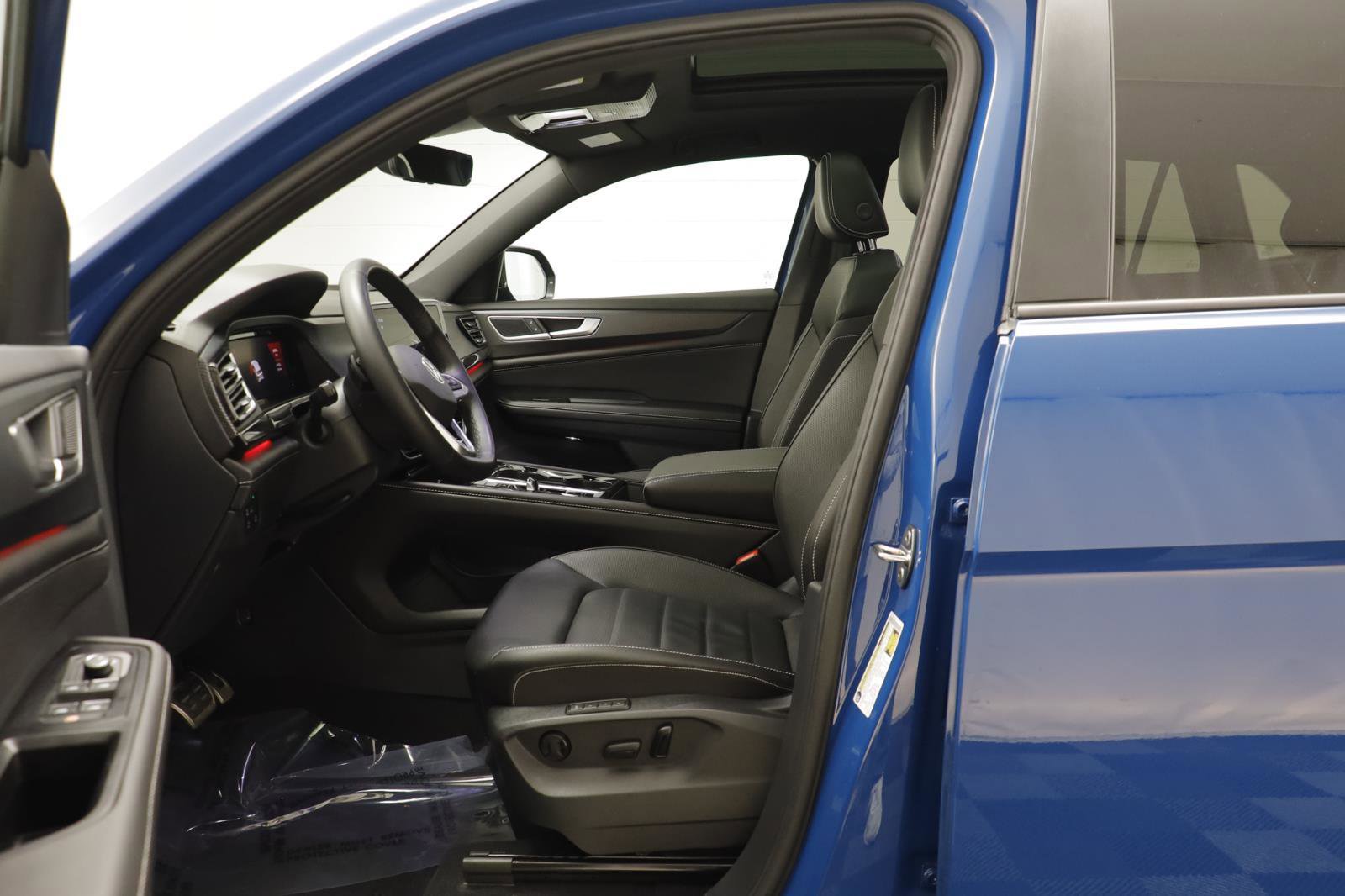 Used 2025 Volkswagen Atlas Cross Sport SEL R-Line image 5