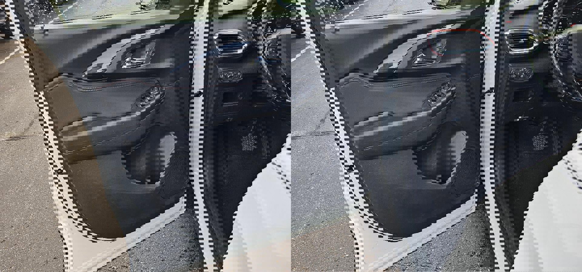 Certified 2023 Chevrolet TrailBlazer RS w/ Convenience Package image 9