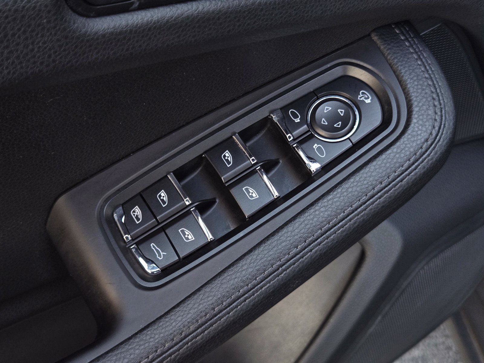 Used 2022 Porsche Macan AWD/4WD image 10