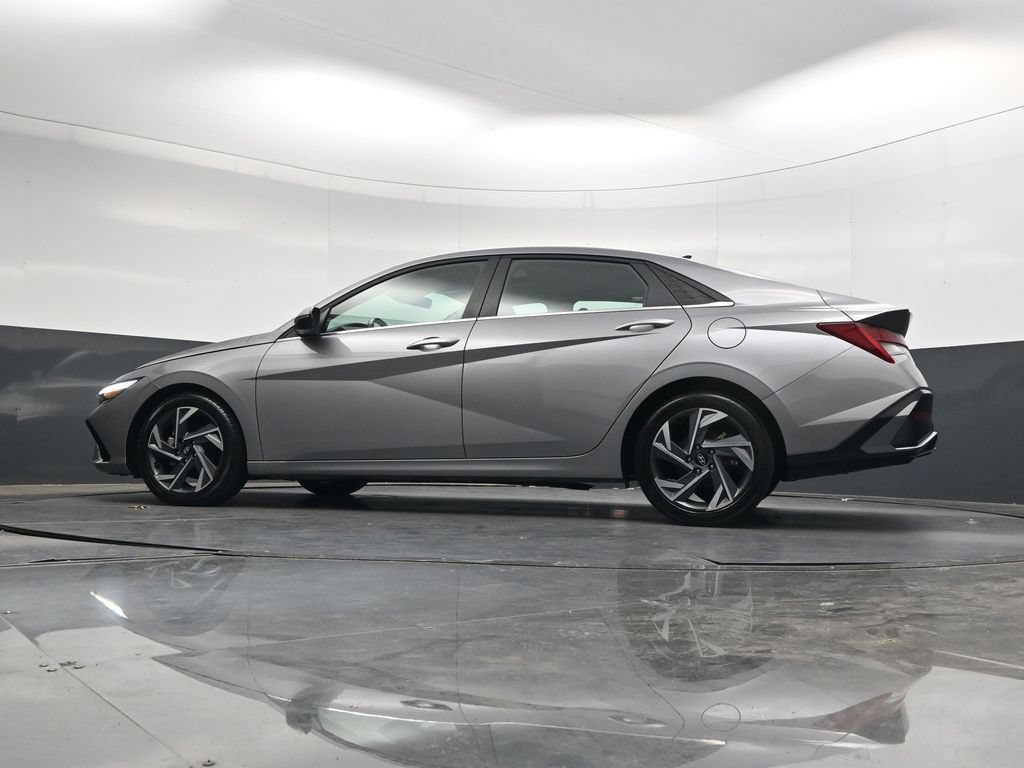Used 2025 Hyundai Elantra Limited FWD image 34