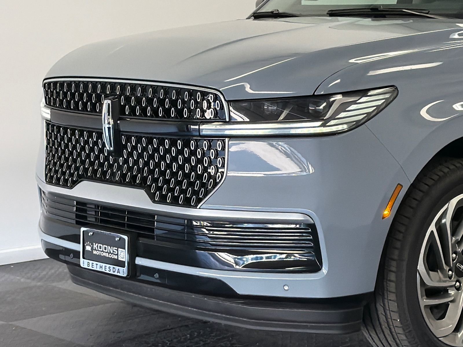 New 2026 Lincoln Navigator Reserve AWD/4WD image 2