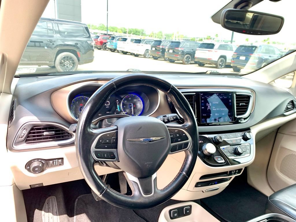 Used 2018 Chrysler Pacifica Touring-L Plus FWD image 11