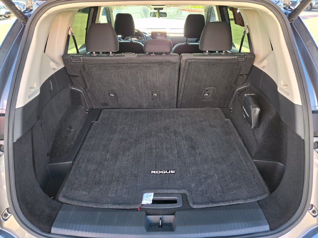 Certified 2025 Nissan Rogue SV FWD image 18