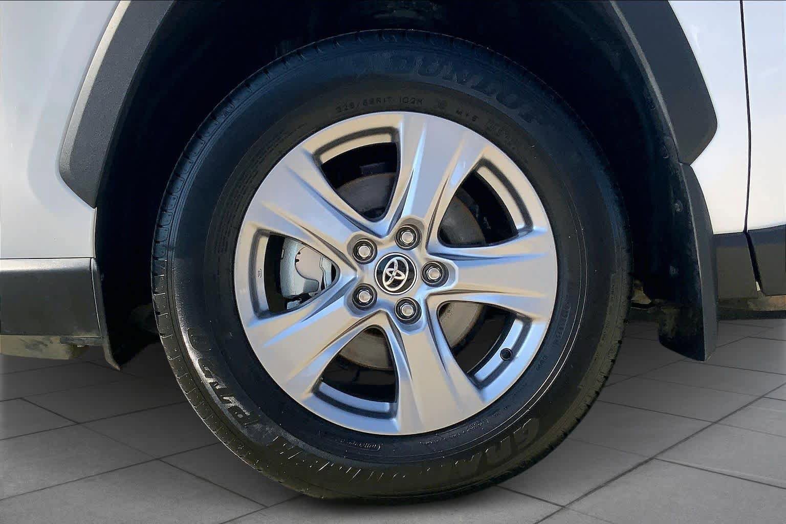 Used 2025 Toyota RAV4 XLE FWD image 11