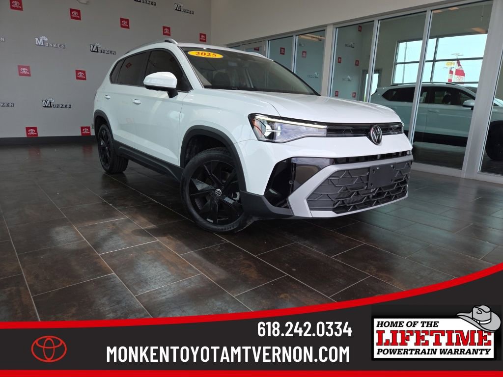 Used 2025 Volkswagen Taos SE w/ Panoramic Sunroof Package