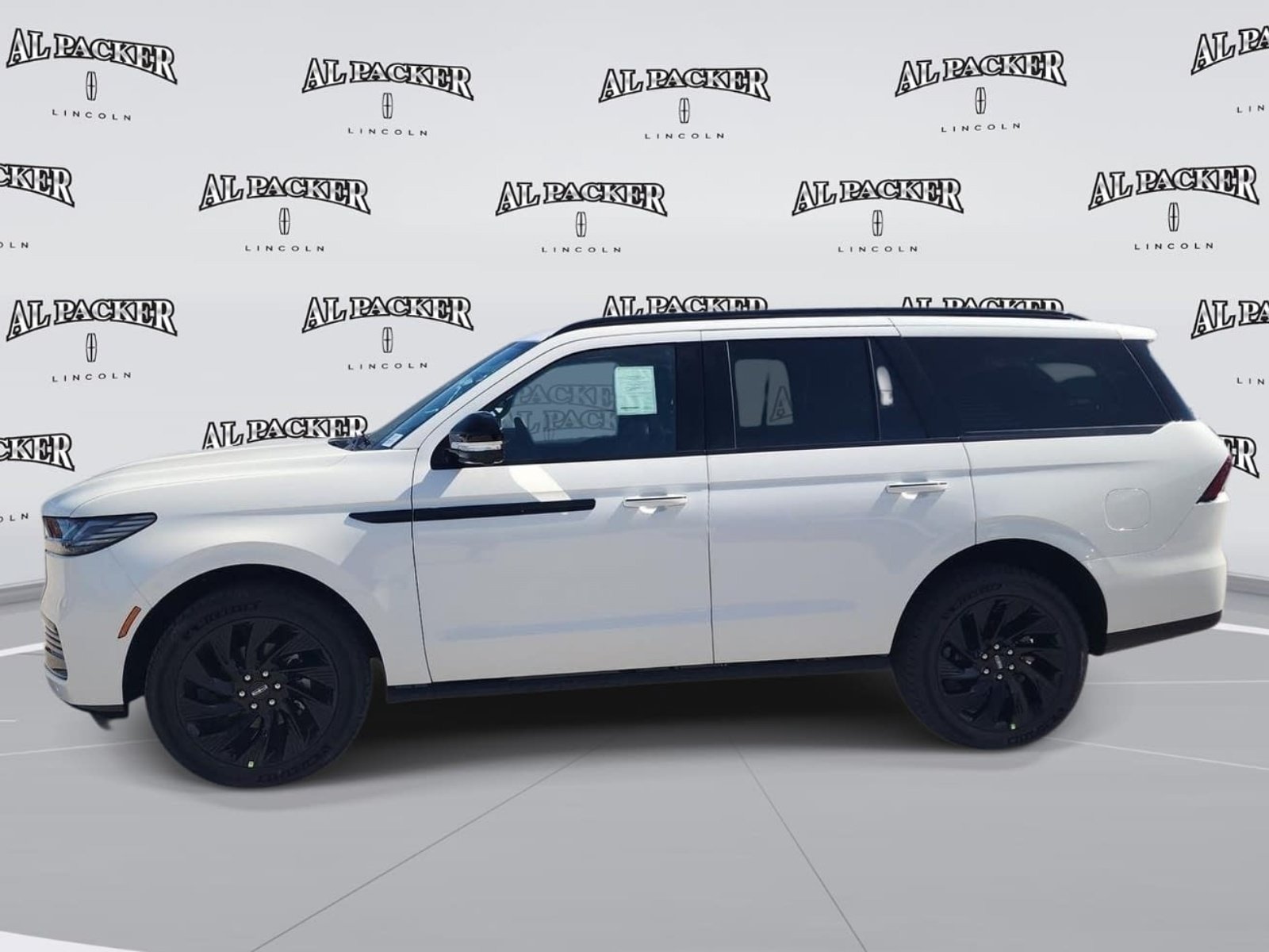 New 2027 Lincoln Navigator Reserve w/ Jet Appearance Package AWD/4WD image 2