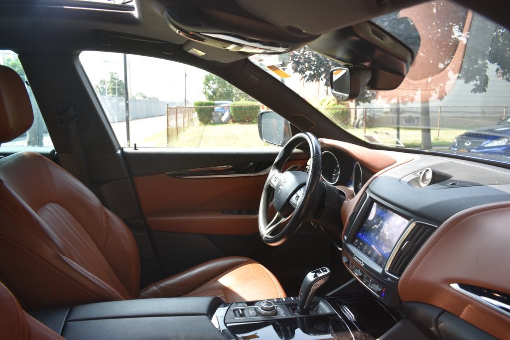 Used 2020 Maserati Levante AWD/4WD image 18