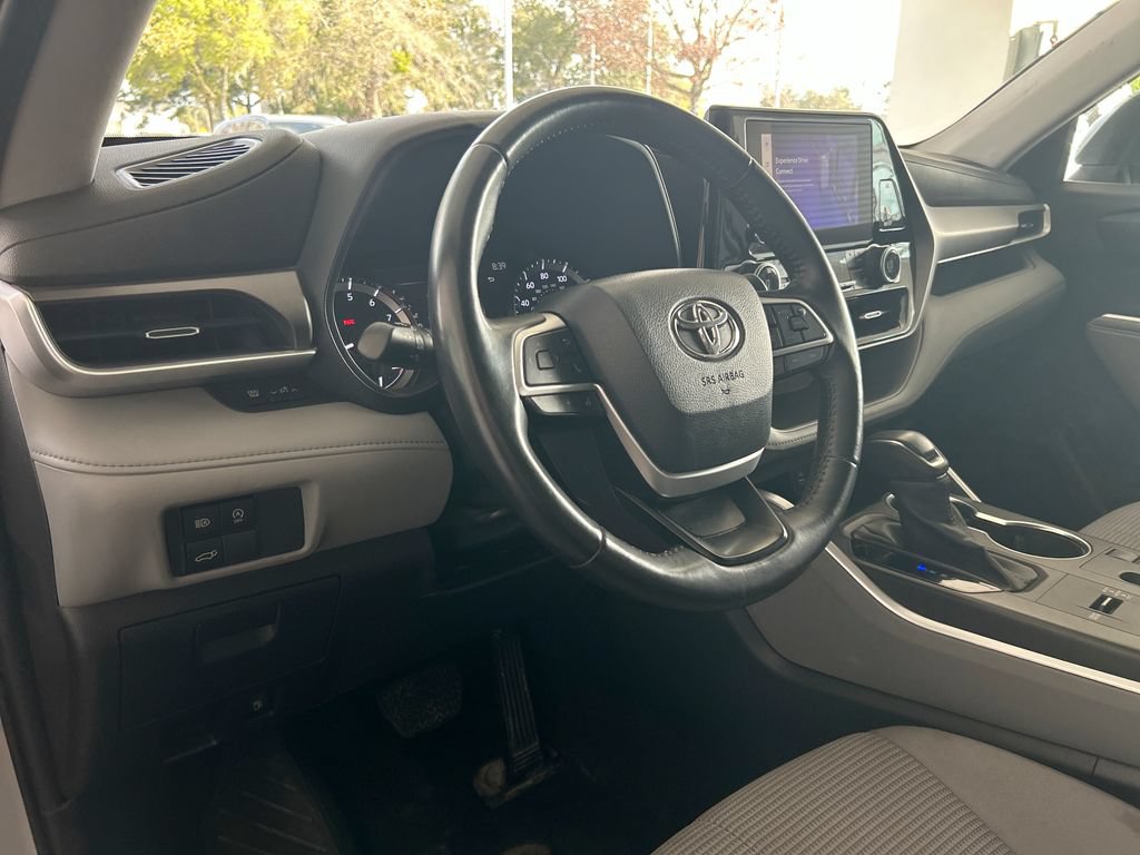 Used 2023 Toyota Highlander LE FWD image 12