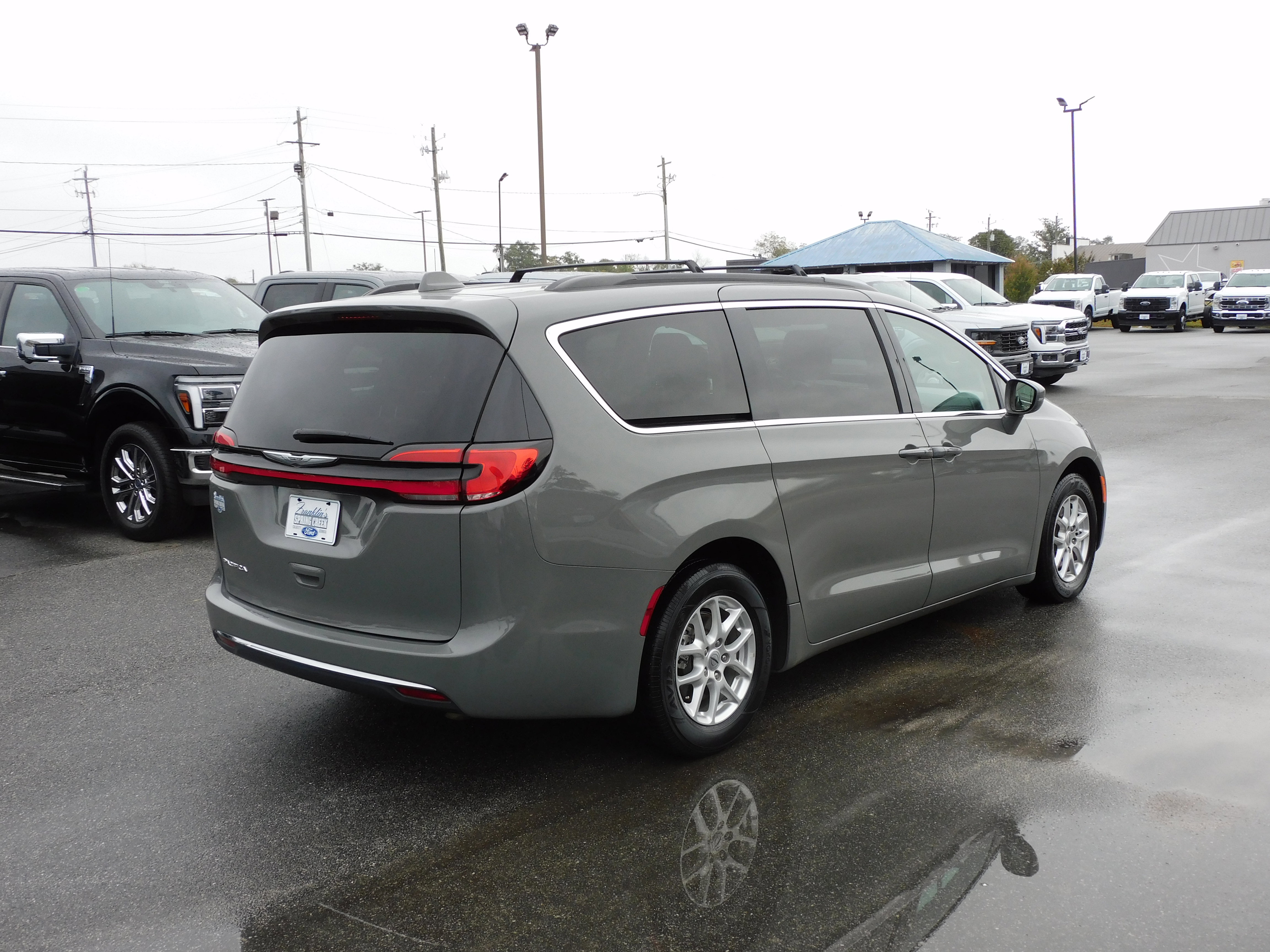 Used 2022 Chrysler Pacifica Touring-L image 3