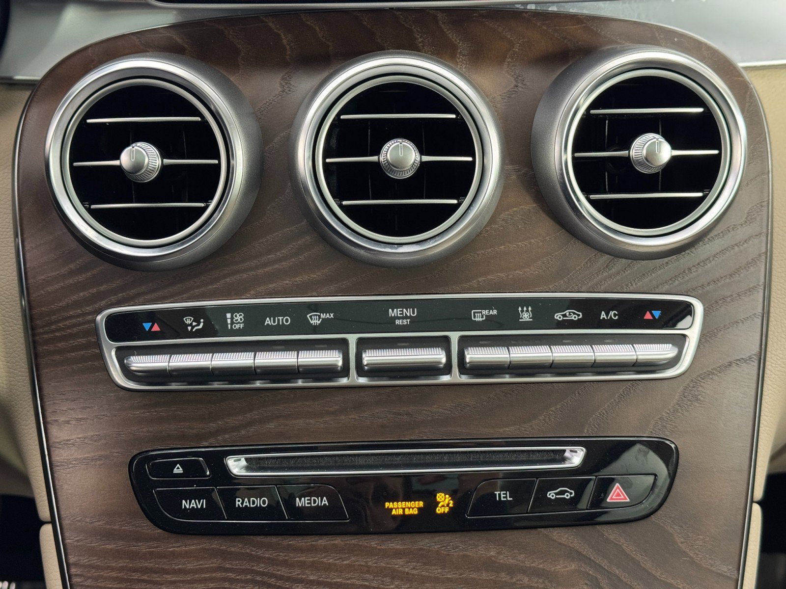 Used 2019 Mercedes-Benz GLC 350e 4MATIC w/ Premium Package image 29