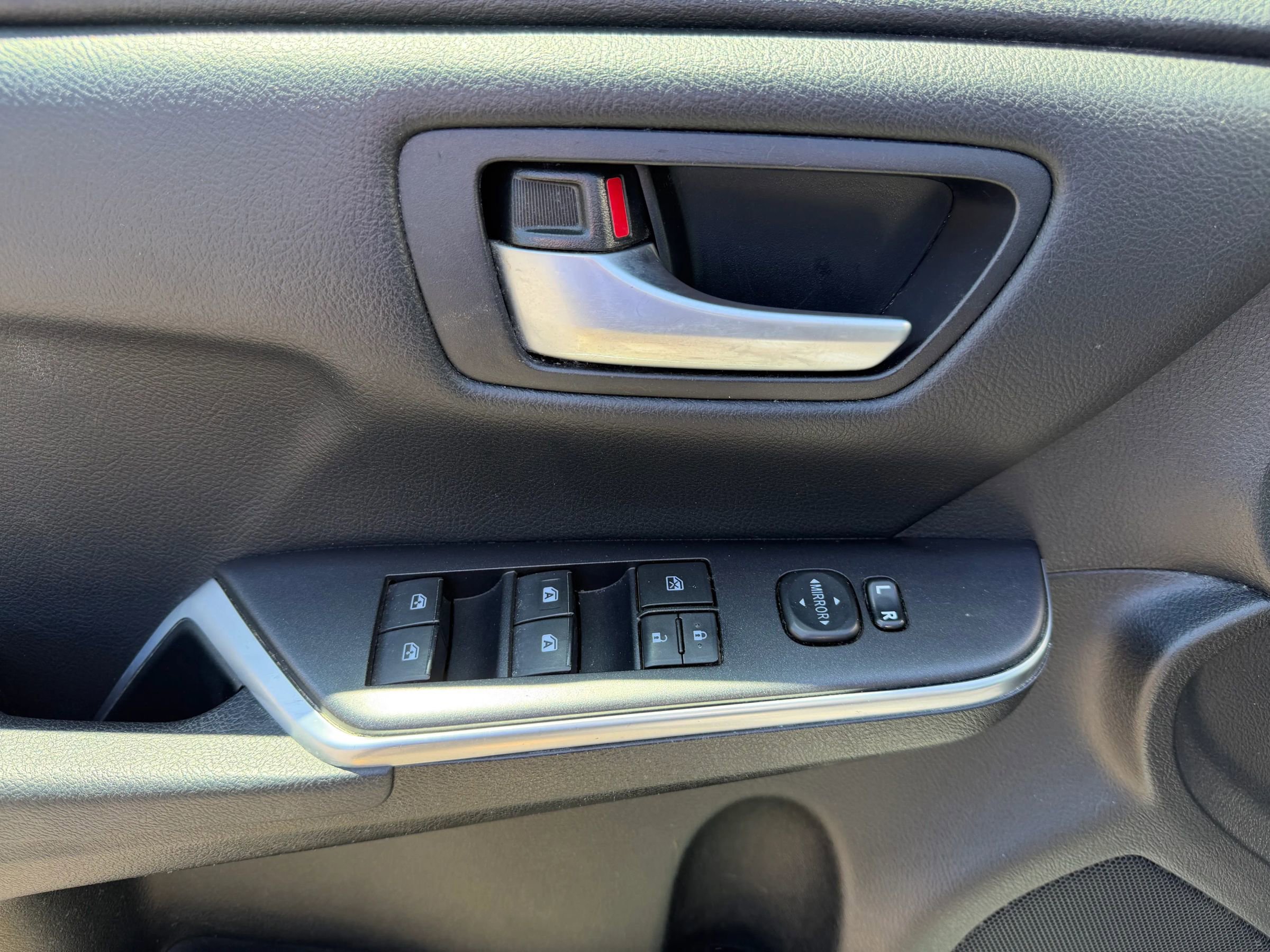 Used 2015 Toyota Camry SE FWD image 13