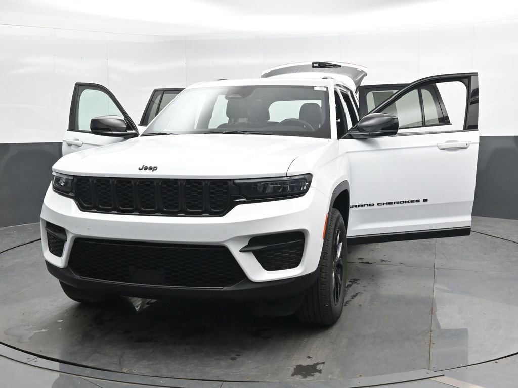 Used 2025 Jeep Grand Cherokee Altitude AWD/4WD image 47