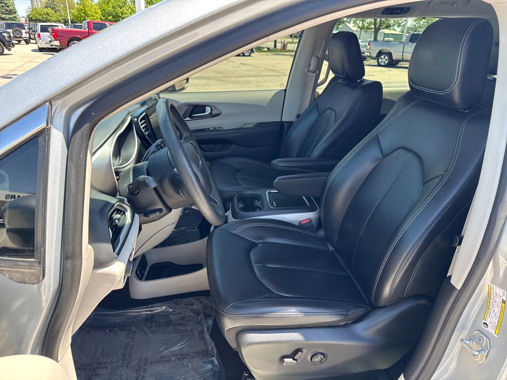 Used 2023 Chrysler Pacifica Touring-L FWD image 9