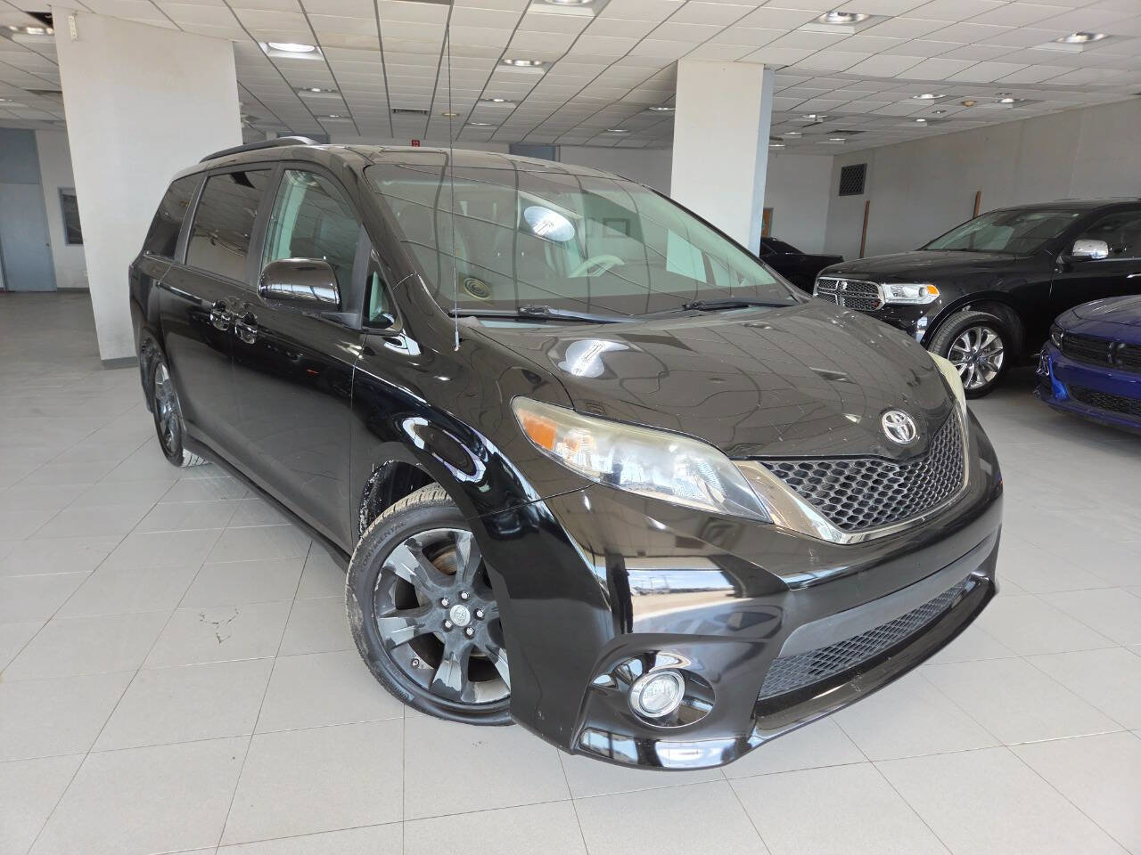 Used 2011 Toyota Sienna SE w/ Preferred Pkg FWD image 1
