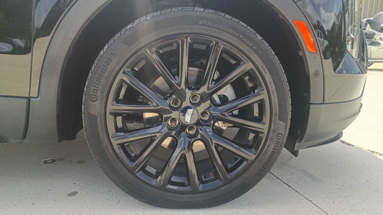 Used 2022 Cadillac XT4 Sport w/ LPO, ONYX Package FWD image 21