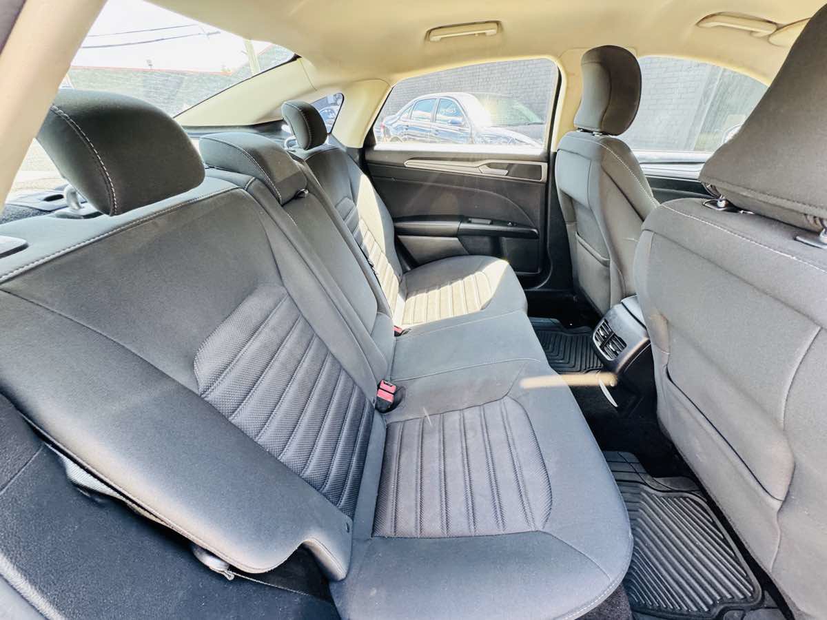 Used 2018 Ford Fusion SE w/ Fusion SE Technology Package FWD image 14