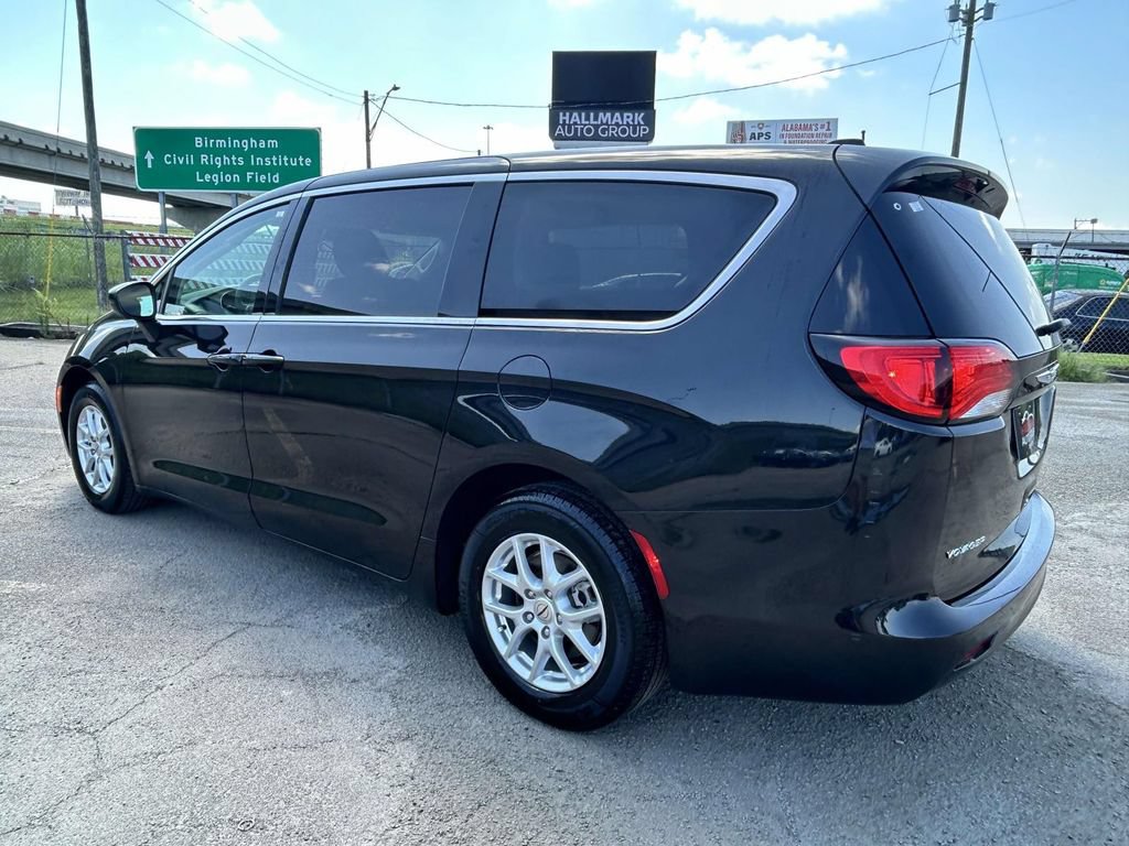 Used 2022 Chrysler Voyager LX FWD image 4