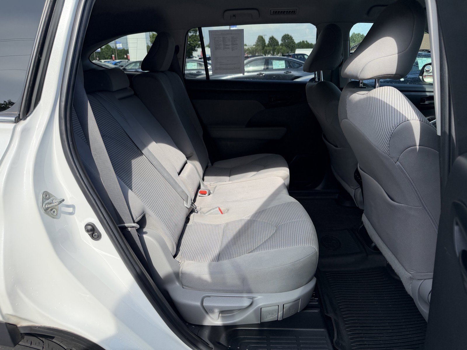 Used 2022 Toyota Highlander L FWD image 12