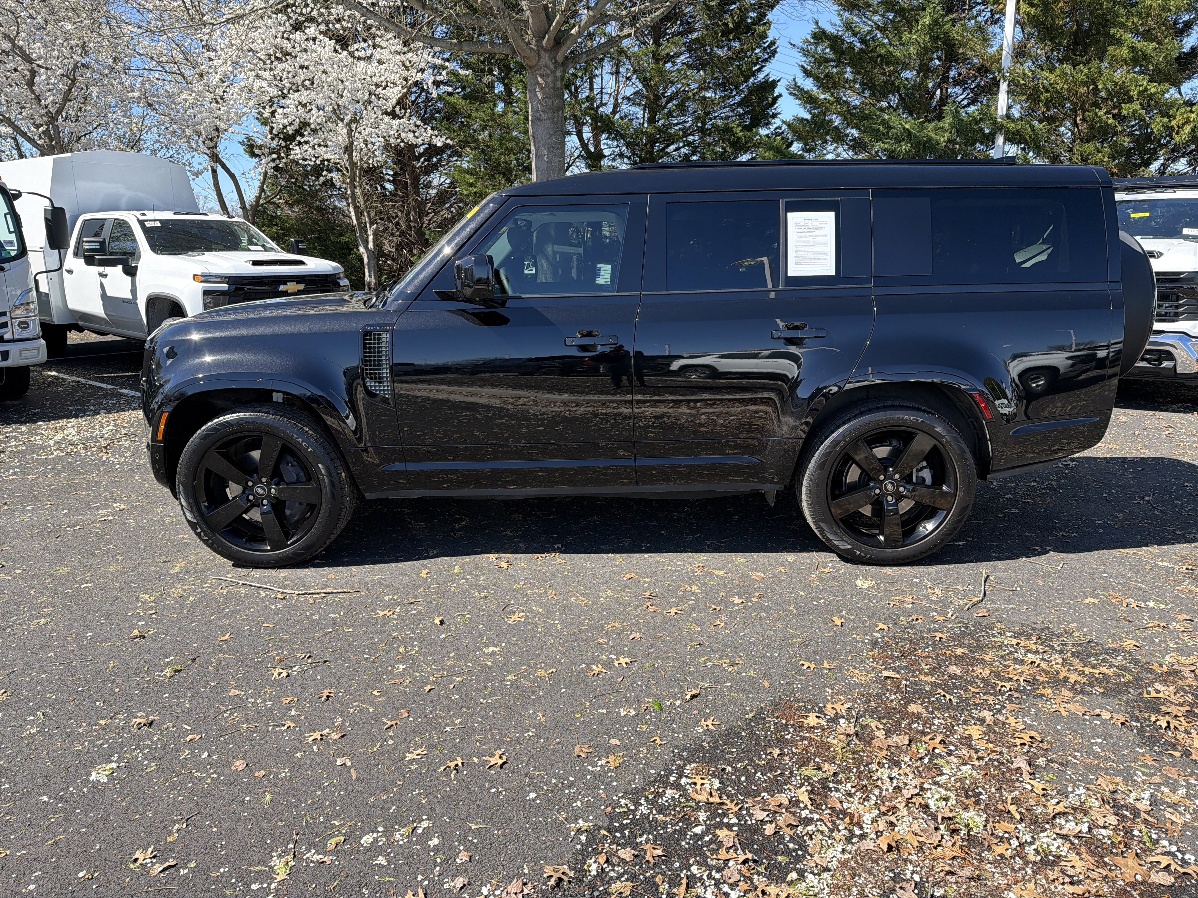 Used 2025 Land Rover Defender 130 X-Dynamic SE image 7