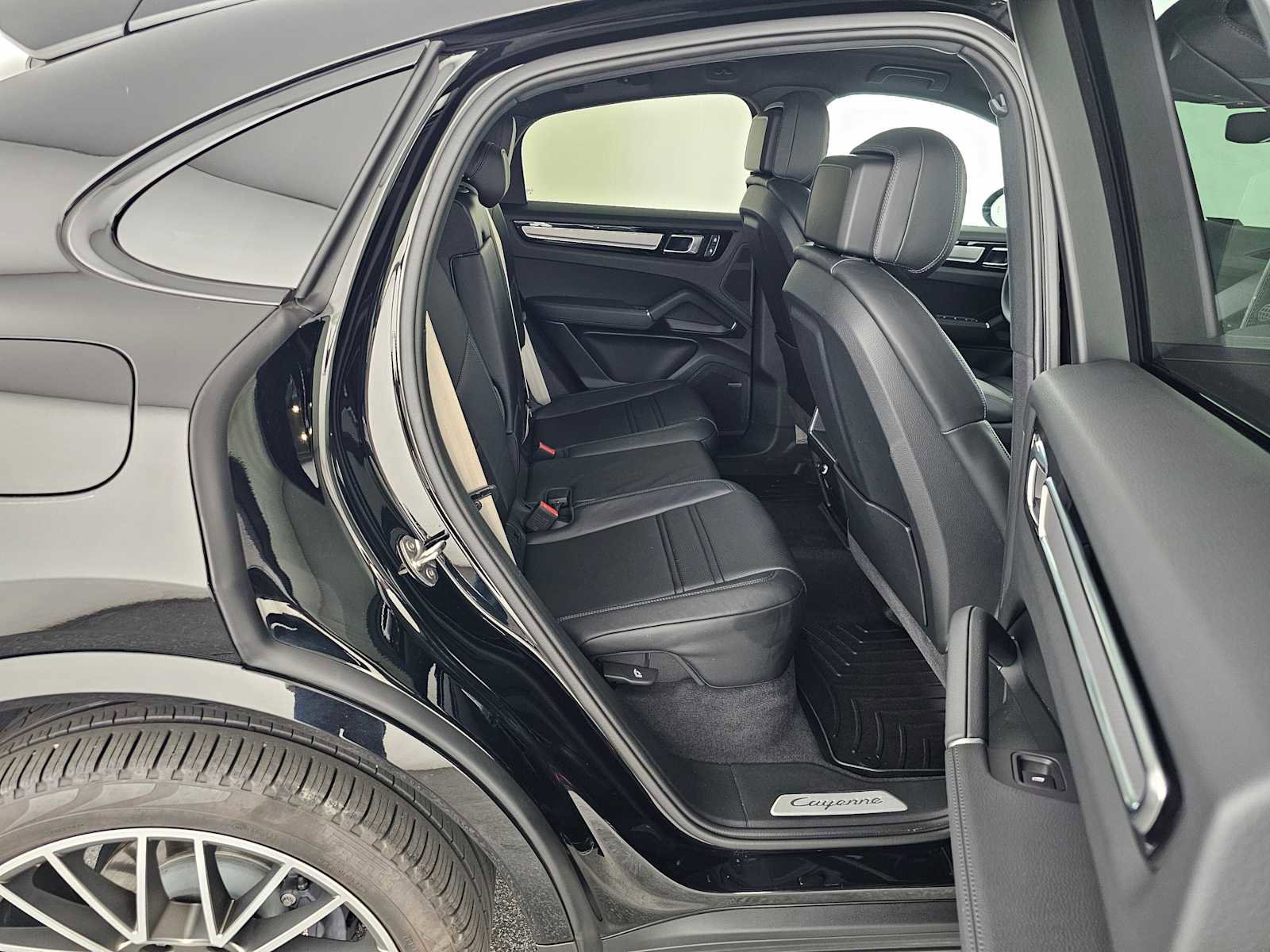 Used 2023 Porsche Cayenne Platinum Edition image 12