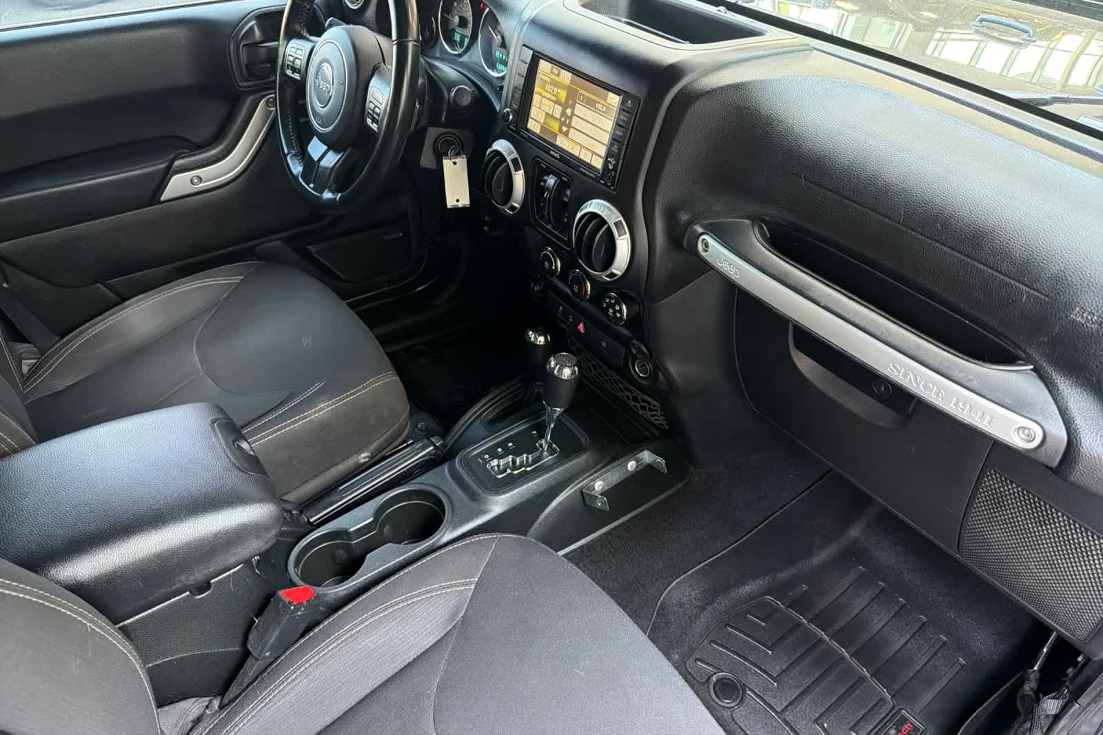 Used 2016 Jeep Wrangler Unlimited Sahara w/ Connectivity Group AWD/4WD image 18