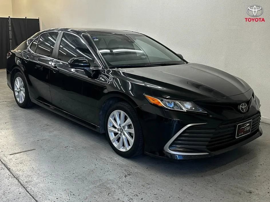 Used 2022 Toyota Camry LE FWD image 1