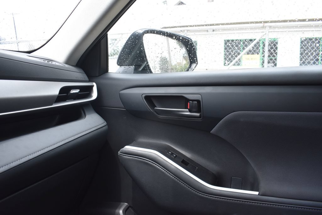 Used 2025 Toyota Highlander LE FWD image 19