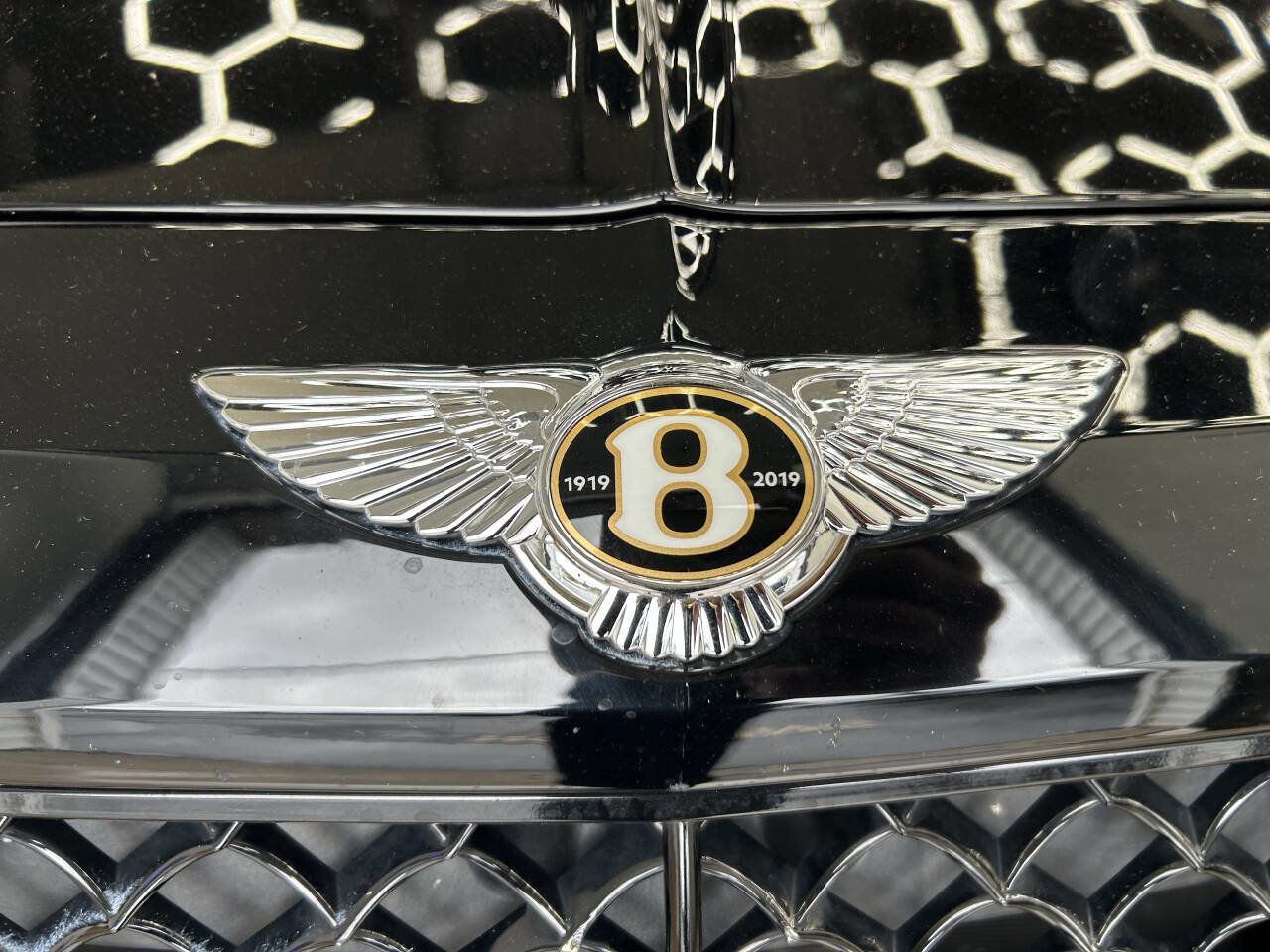 Used 2019 Bentley Bentayga image 2
