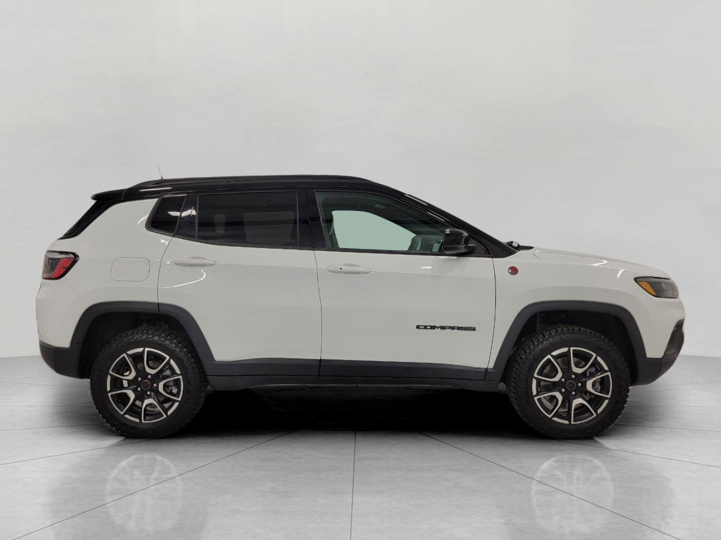 Used 2025 Jeep Compass Trailhawk AWD/4WD image 11