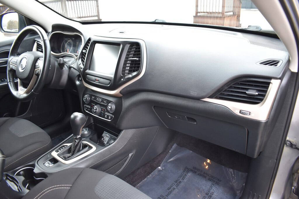 Used 2017 Jeep Cherokee Latitude w/ Comfort & Convenience Group AWD/4WD image 25