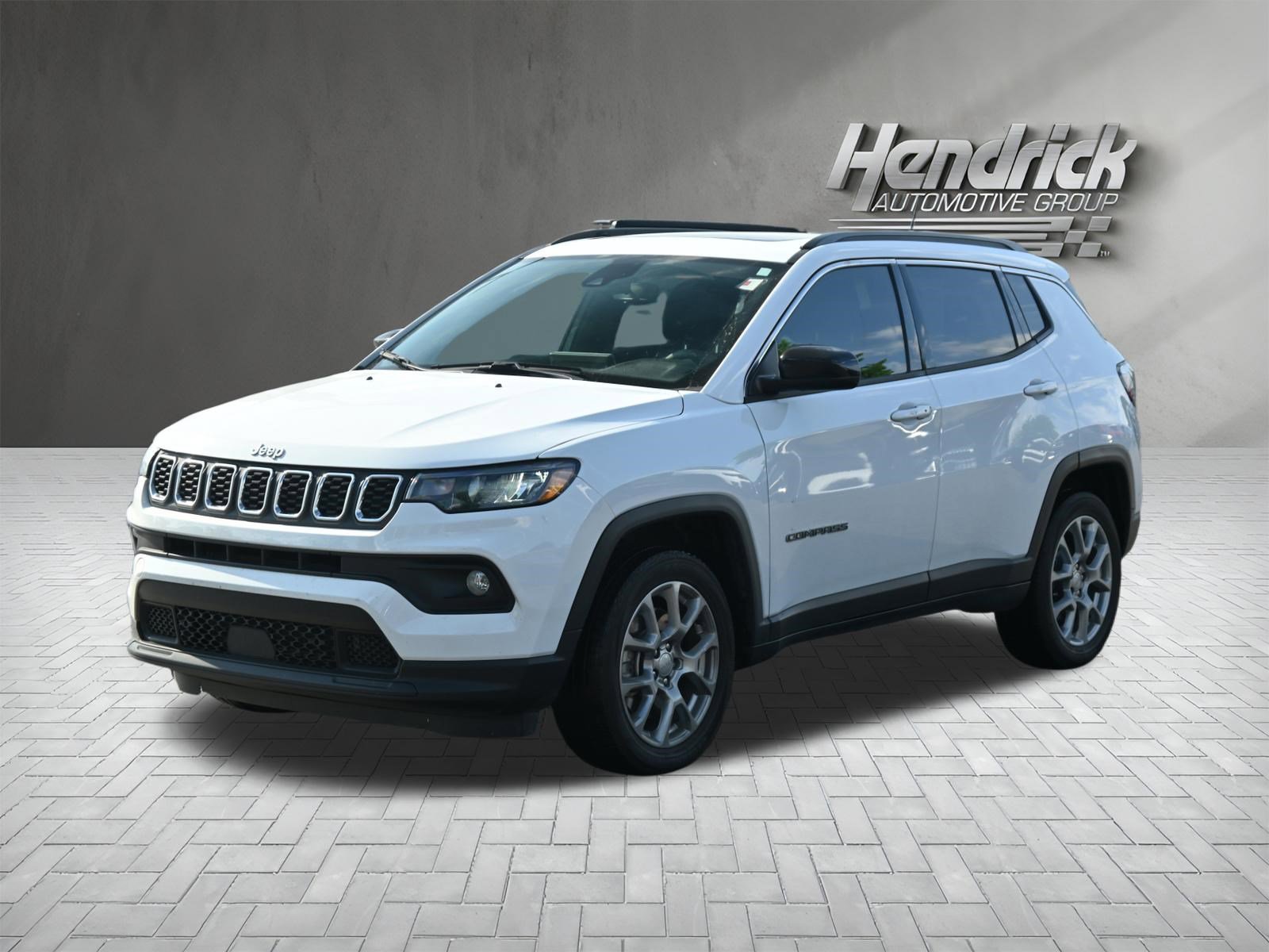 Used 2024 Jeep Compass Latitude w/ Sun and Sound Group AWD/4WD image 5