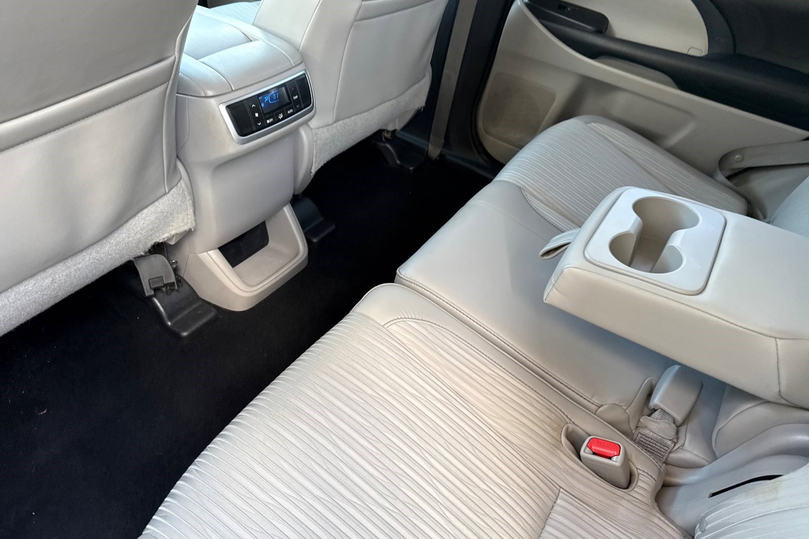 Used 2015 Toyota Highlander Plus FWD image 25