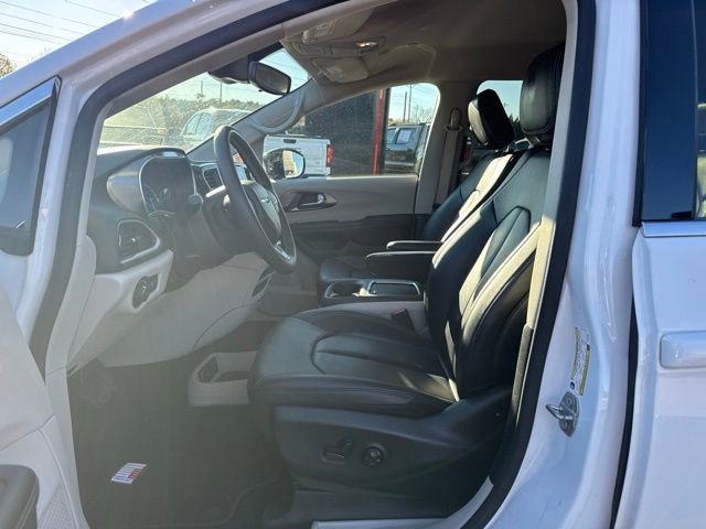 Used 2024 Chrysler Pacifica Touring-L image 19