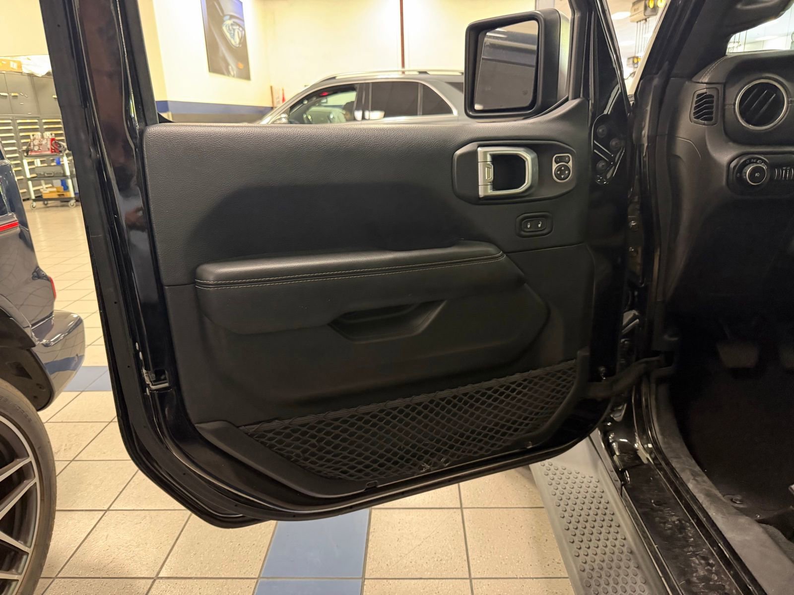Used 2018 Jeep Wrangler Unlimited Sahara image 10