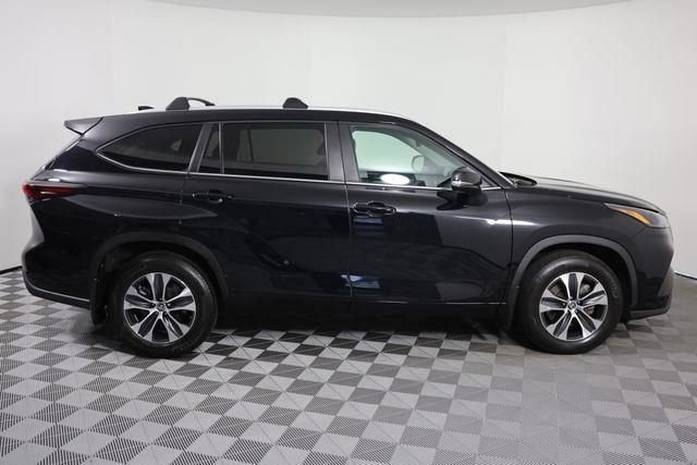 Used 2024 Toyota Highlander XLE AWD/4WD image 9