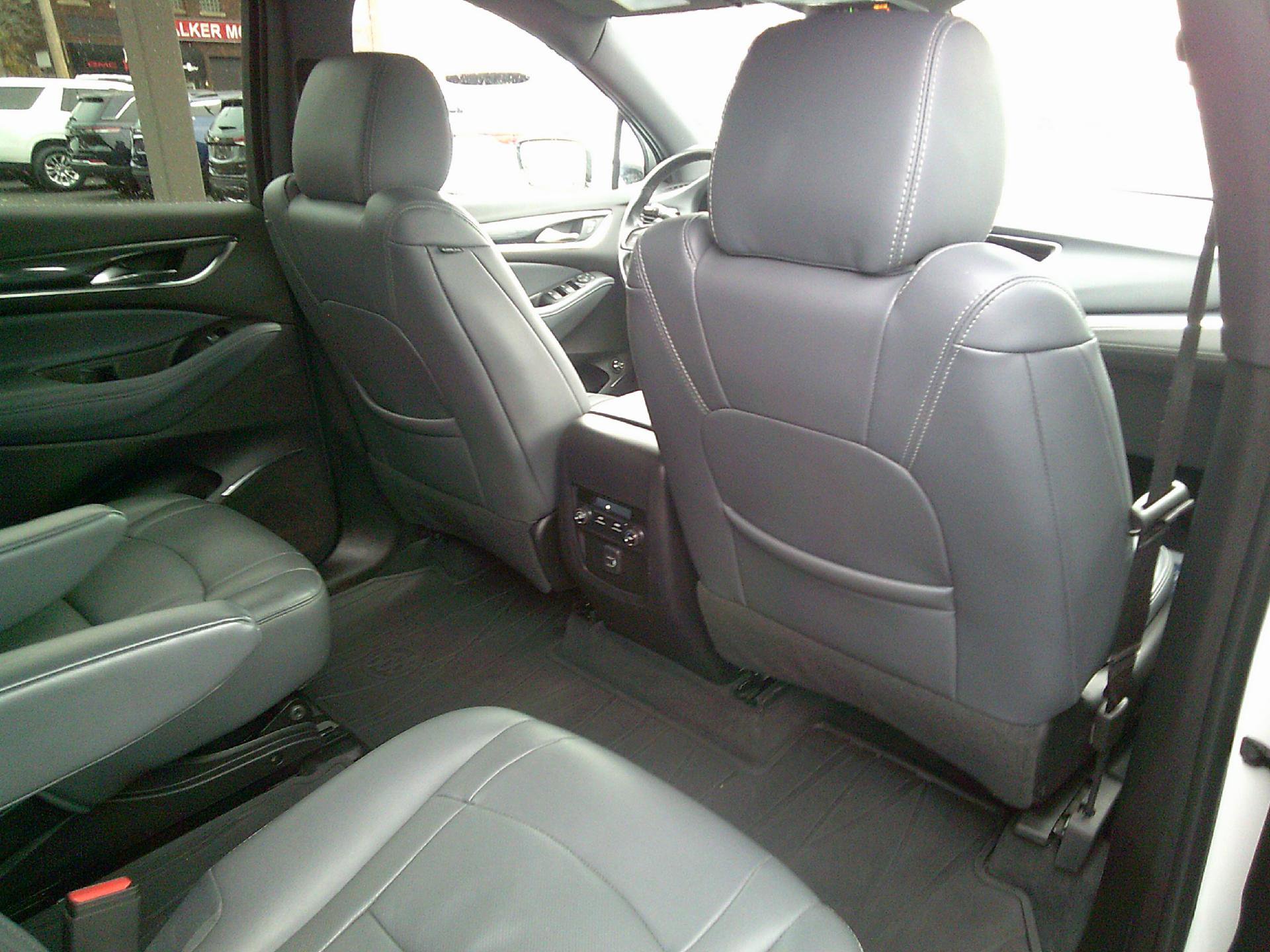 Used 2023 Buick Enclave Essence image 10