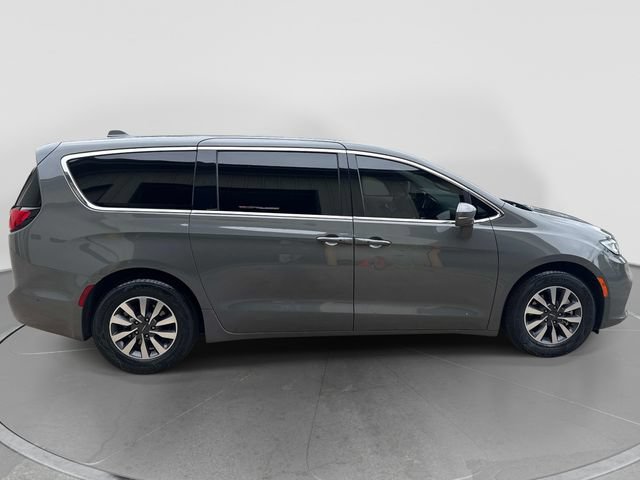 Used 2022 Chrysler Pacifica Touring-L w/ Uconnect Theater Family Group FWD image 9