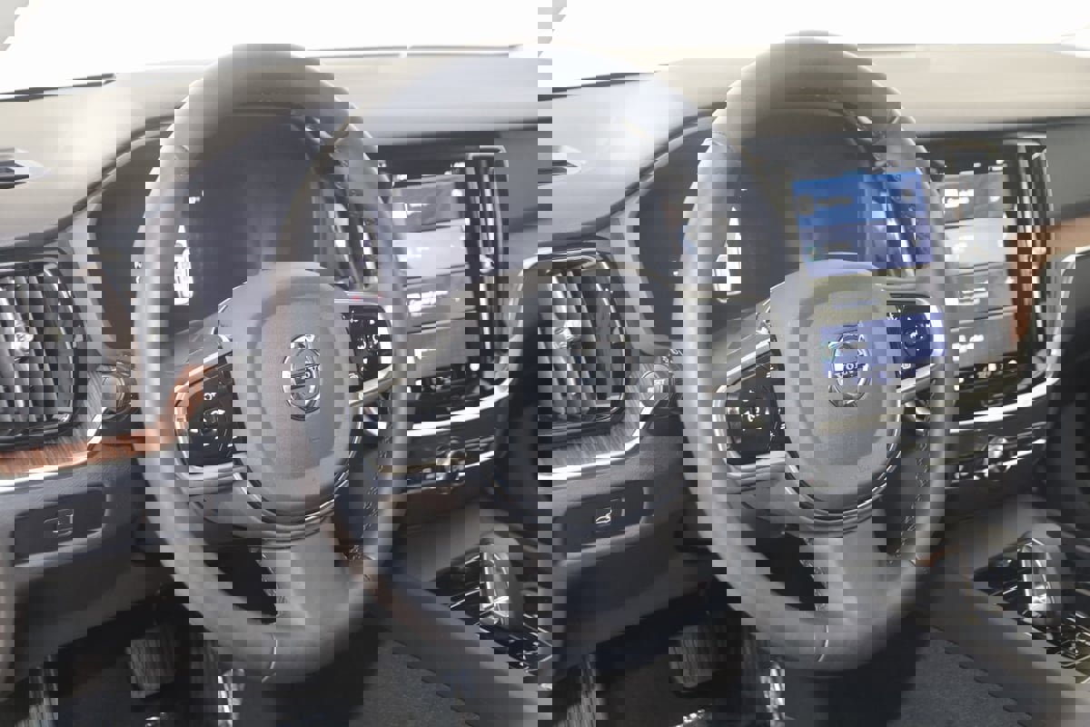 Used 2024 Volvo V60 B5 Cross Country Plus image 6