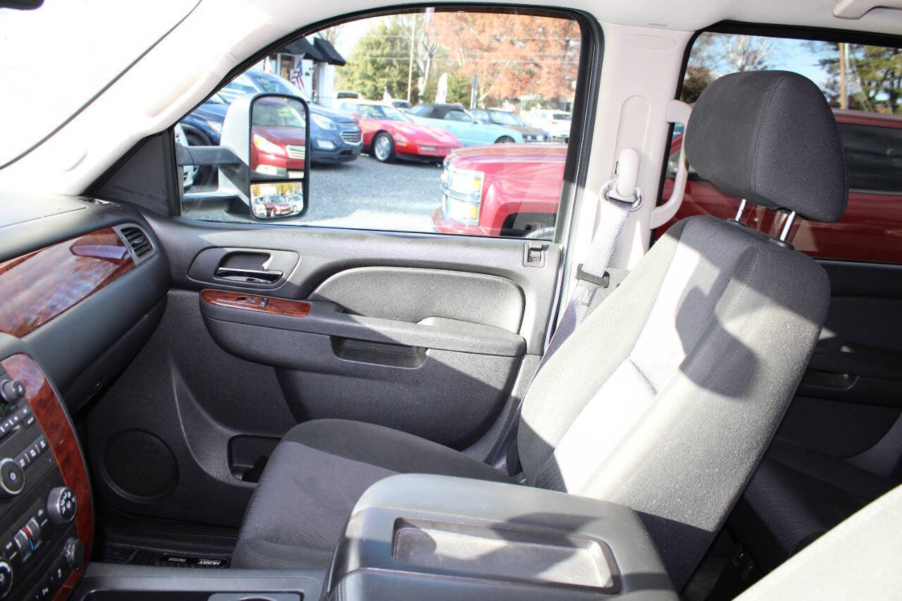 Used 2014 Chevrolet Suburban LS image 14