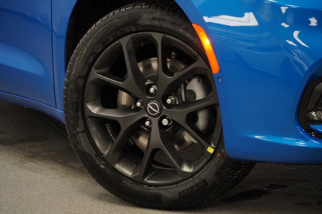 New 2026 Chrysler Pacifica Select w/ S Appearance Package image 4