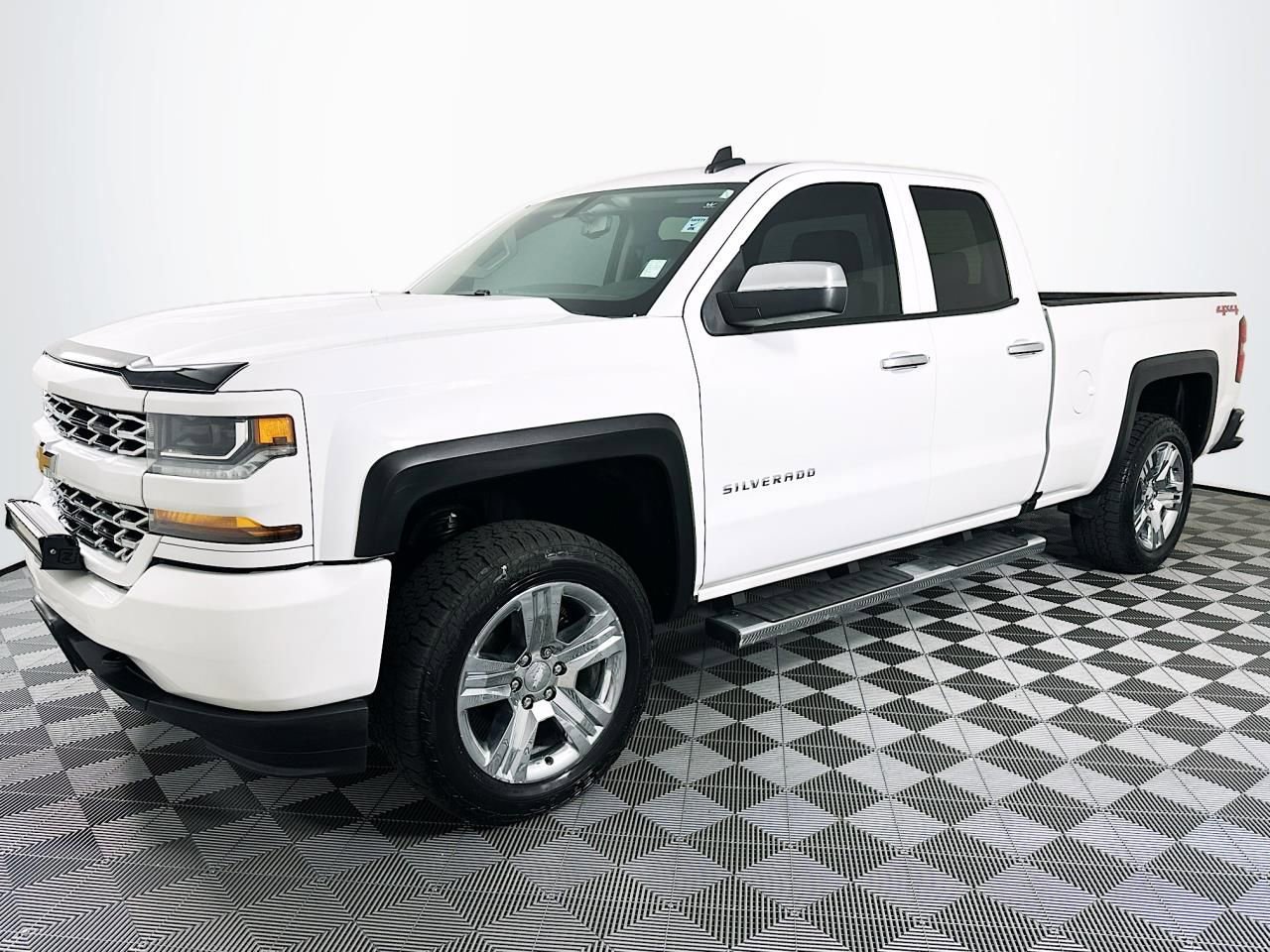 Used 2017 Chevrolet Silverado 1500 Custom w/ Custom Convenience Package AWD/4WD image 6