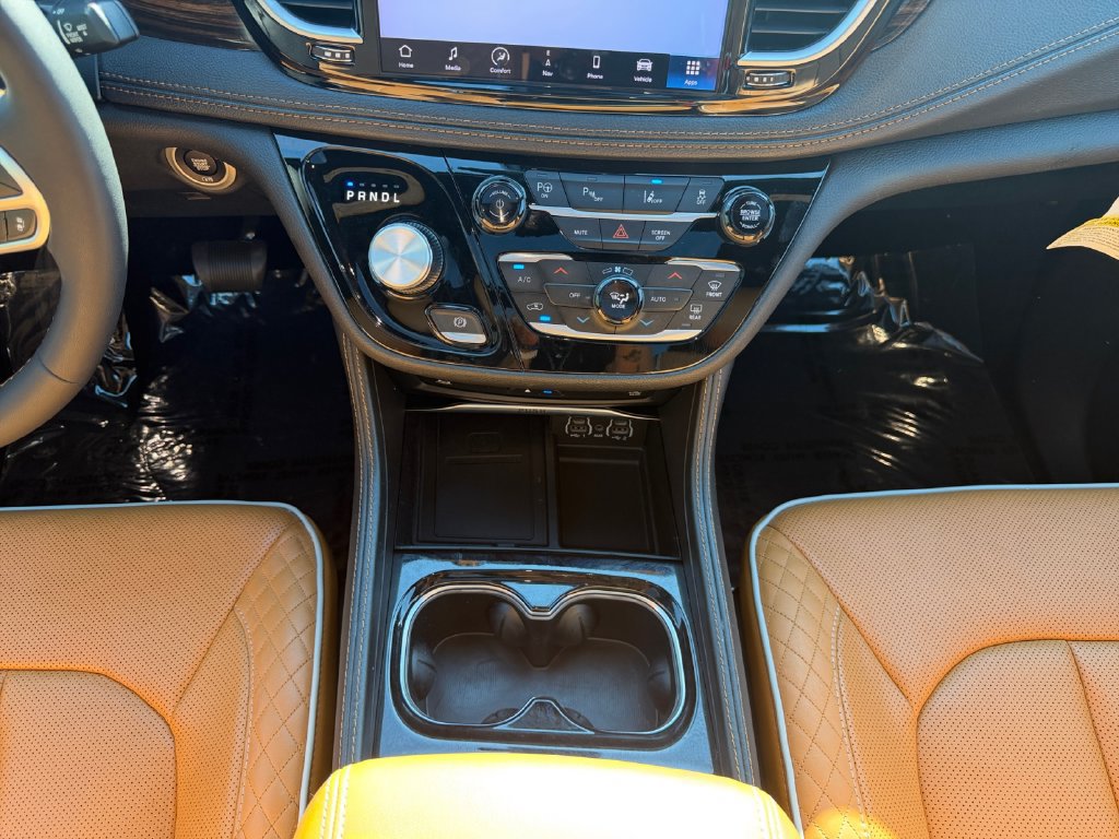 Used 2023 Chrysler Pacifica Pinnacle FWD image 11