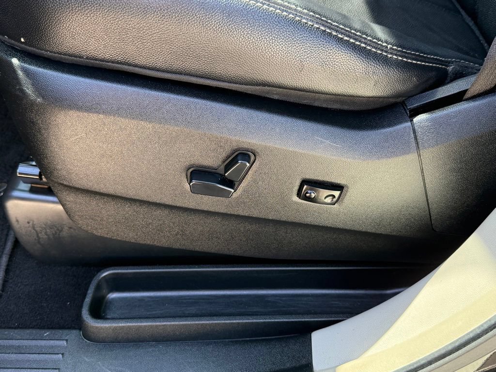 Used 2014 Chrysler Town & Country Touring FWD image 24