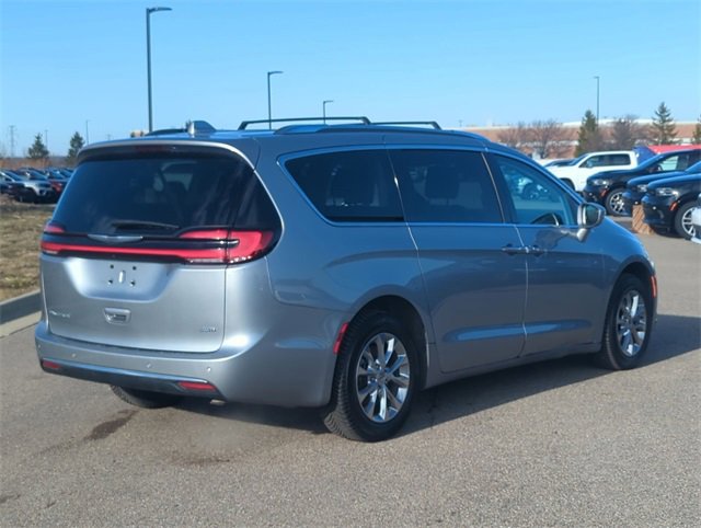 Used 2021 Chrysler Pacifica Touring-L w/ Uconnect Theater Family Group image 3