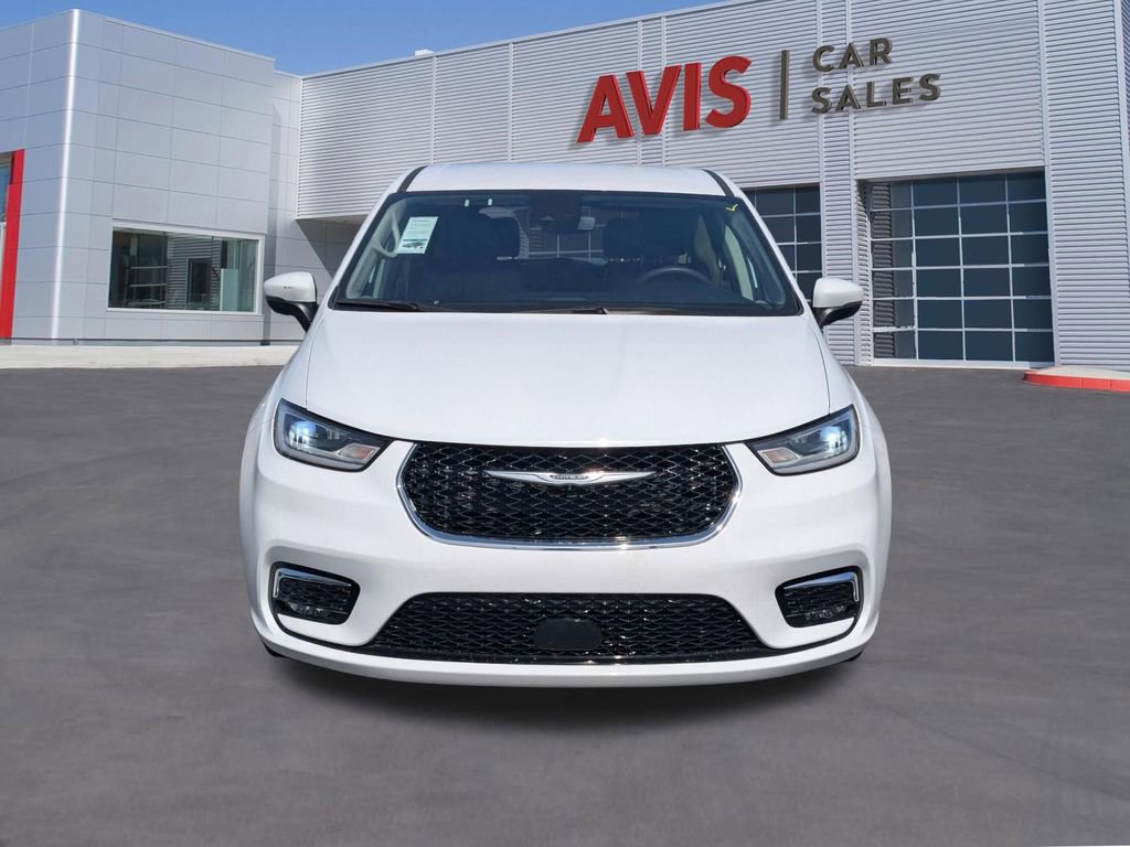 Used 2023 Chrysler Pacifica Touring-L image 2