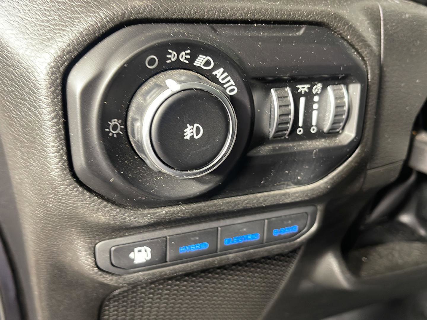 Used 2022 Jeep Wrangler Unlimited Sahara w/ Cold Weather Group AWD/4WD image 15